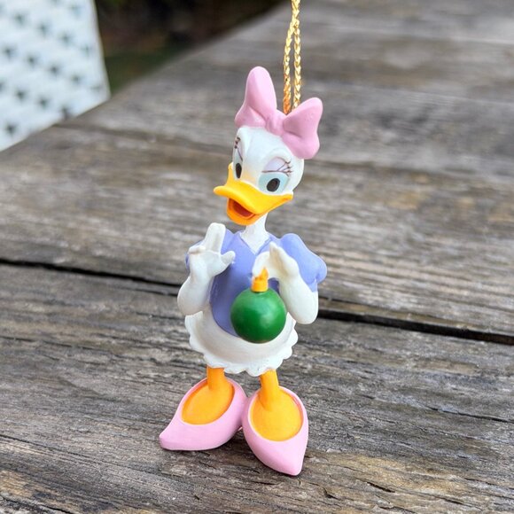 Hallmark & Disney Ornaments Donald and Daisy Duck Lovers' Lodge Surprising Gift - Picture 9 of 15
